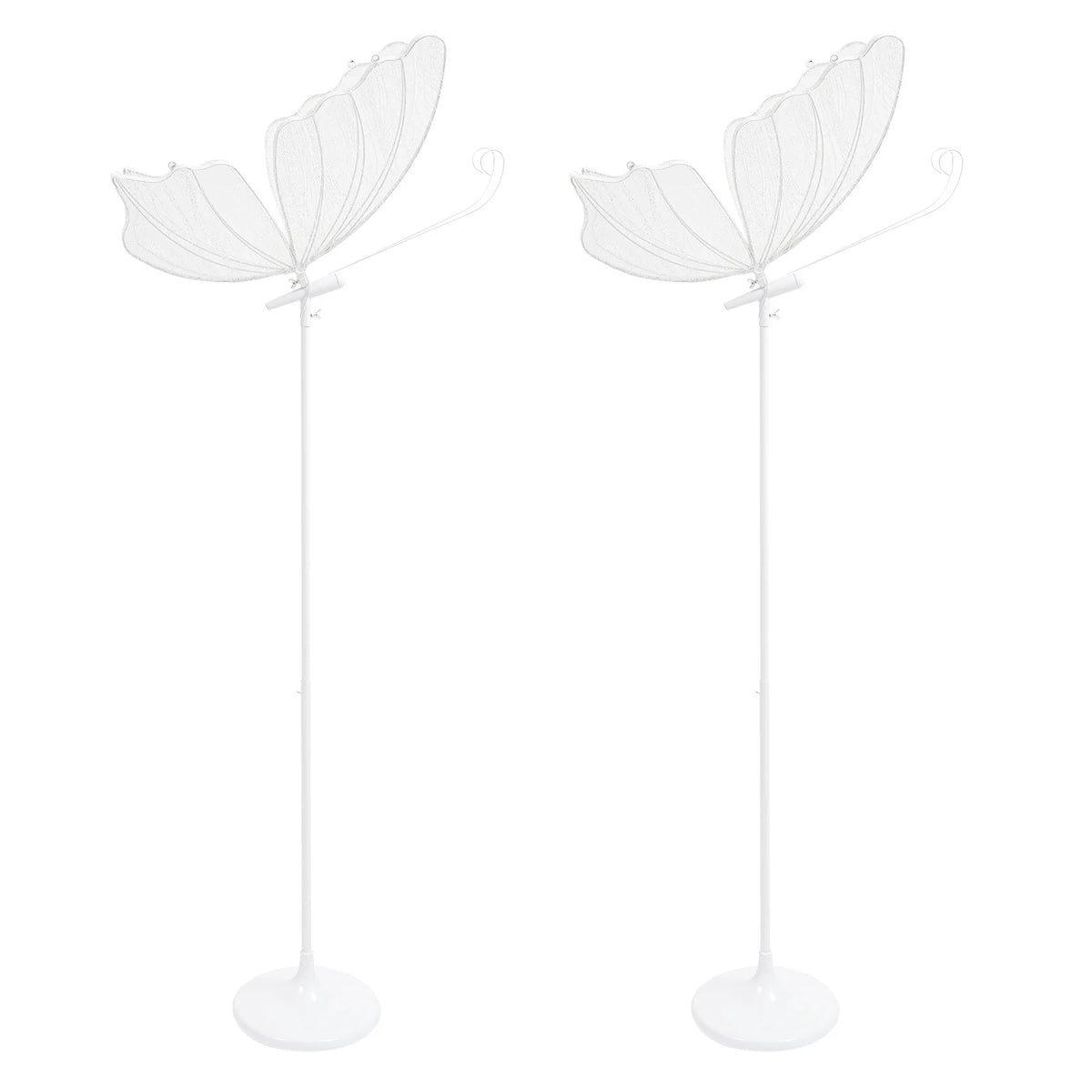 Ein Set weißer romantischer Schmetterlings-Stehlampen mit durchscheinenden Stoffschirmen.