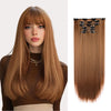 Un modèle montre un ensemble d'extensions de cheveux longues, droites et brun-rouge avec des pièces à clipser.