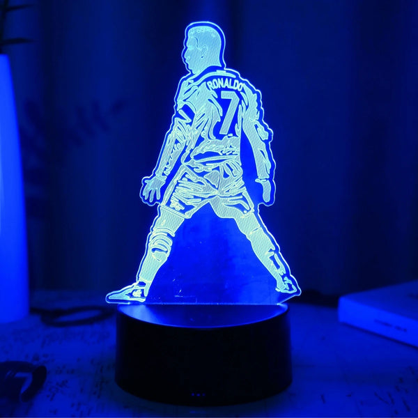 Leuchtende blaue Silhouette von Ronaldo, einem Fußballspieler, auf einer schwarzen Basis.