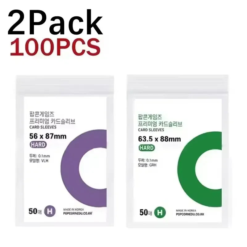 Un pack de 2 manchons de protection pour cartes, de couleur violette et verte.