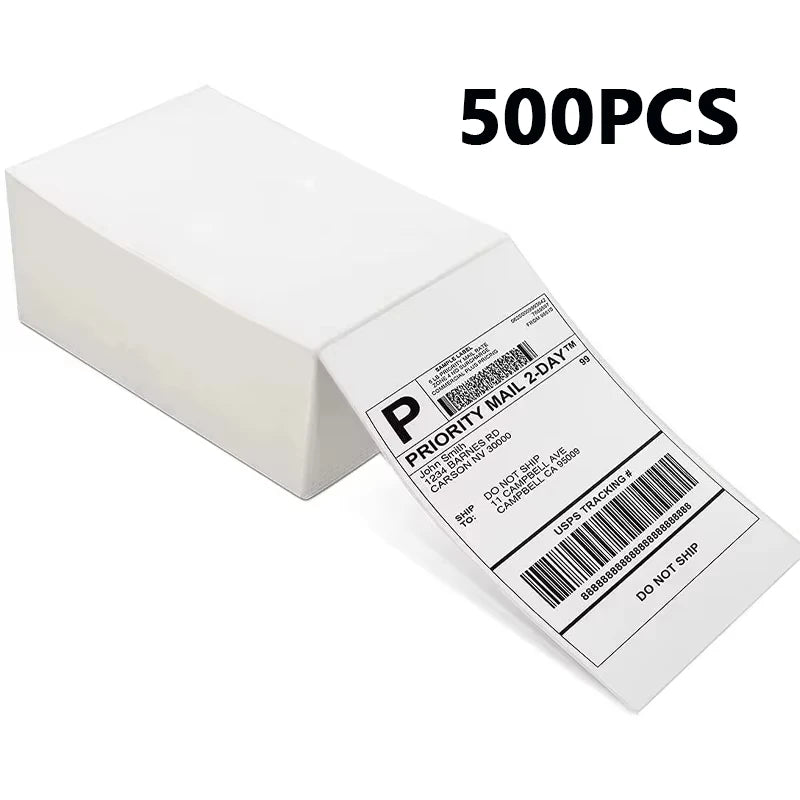 صندوق أبيض يحتوي على 500 ملصق شحن بريد عاجل.