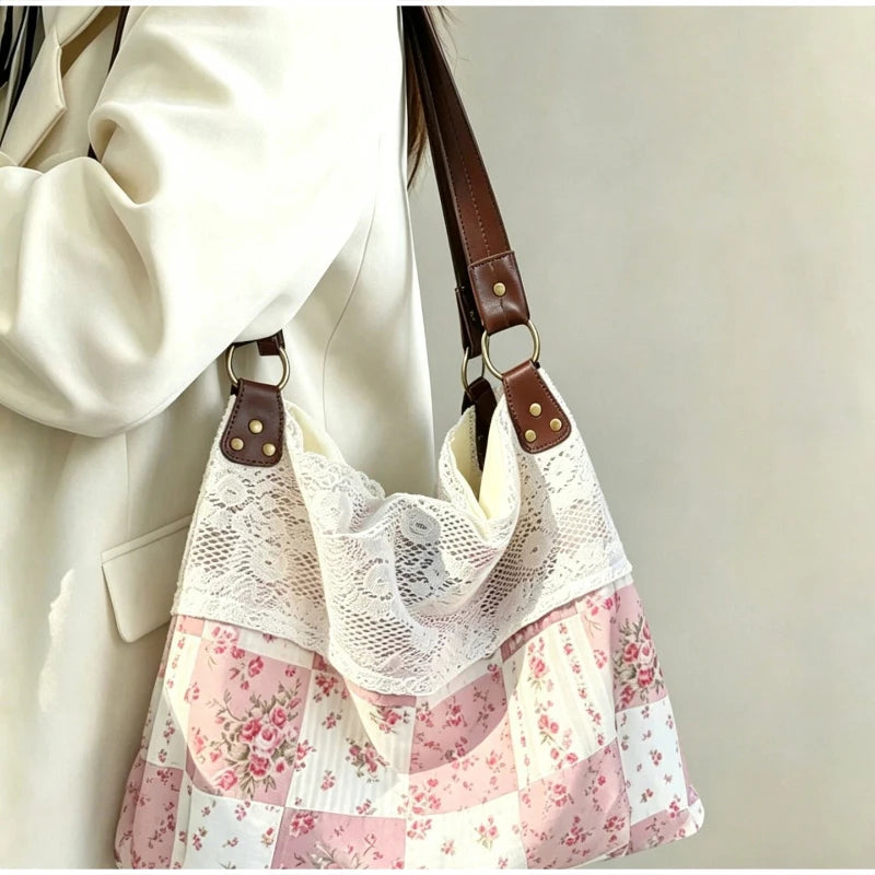 Sac à l'épaule patchwork floral rose pâle et blanc avec un surplis en dentelle et une sangle en cuir marron.