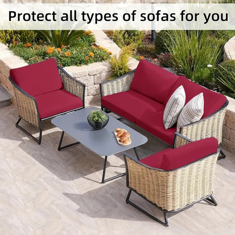 Fundas de cojines impermeables para sofá exterior con cojines rojos y grises en mobiliario de mimbre.