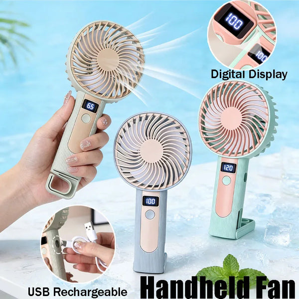 Eine Hand hält einen tragbaren USB-Ladefähigen Handventilator mit digitaler Anzeige.