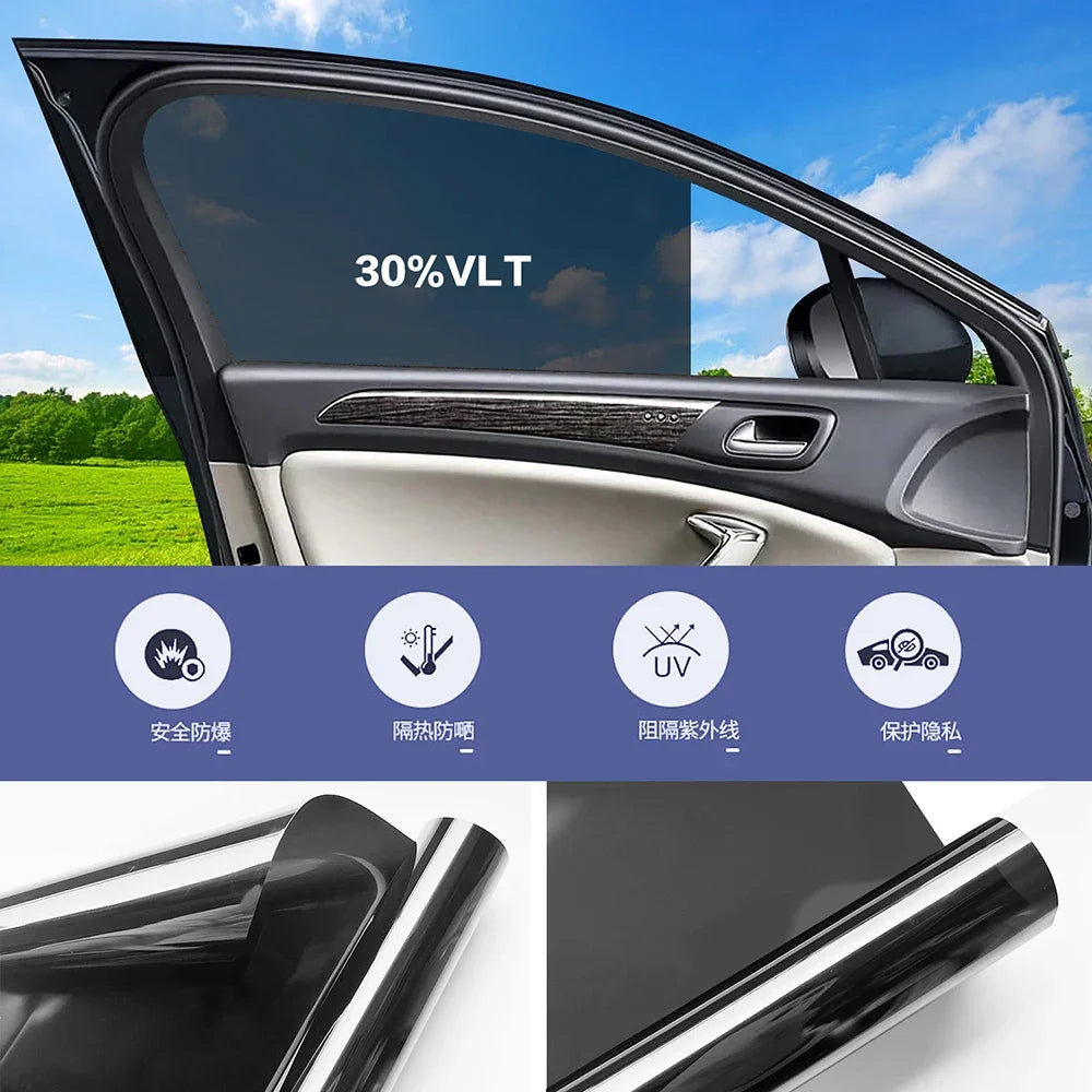 Nahaufnahme von dunkler Fensterfolie auf einem Autoscheibe, mit einer VLT-Bewertung von 30%.