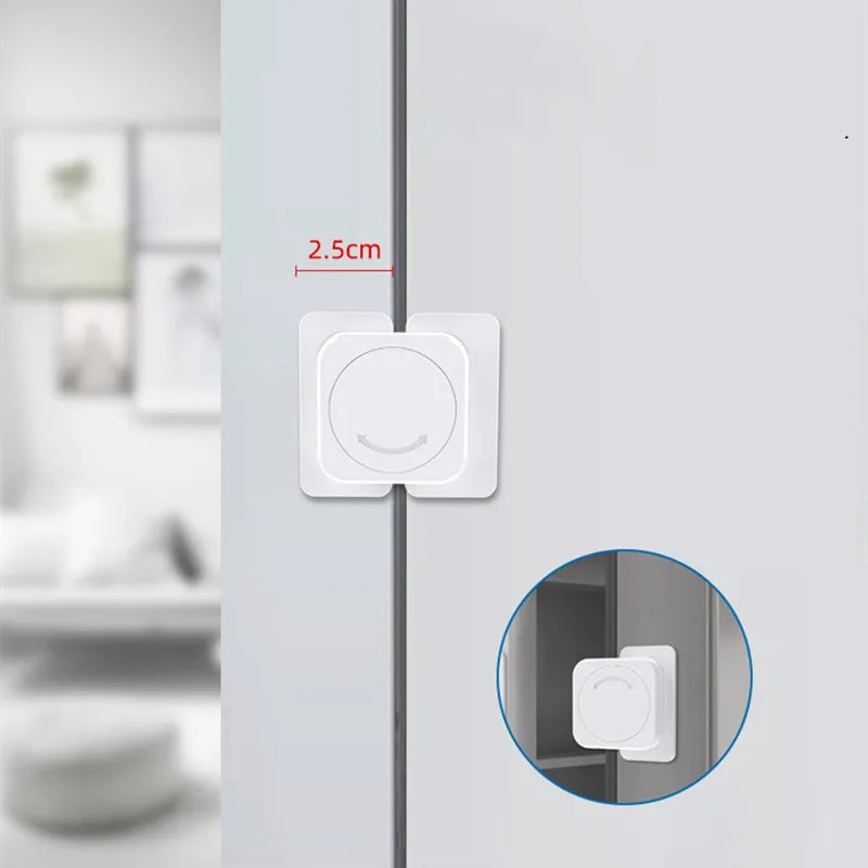 Close-up of a white safety window and door lock mechanism with a 2.5cm gap shown on a glass panel.