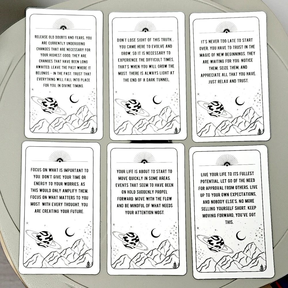 Ein Set von zehn Tarot-ähnlichen Orakel-Guidekarten mit Bergmotiv und inspirierendem Text.