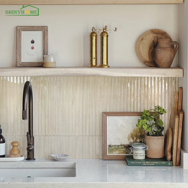 Küchenarbeitsplatte mit heller Marmorwaschbecken und Holz-Hintergrund mit vertikalen Rillen.