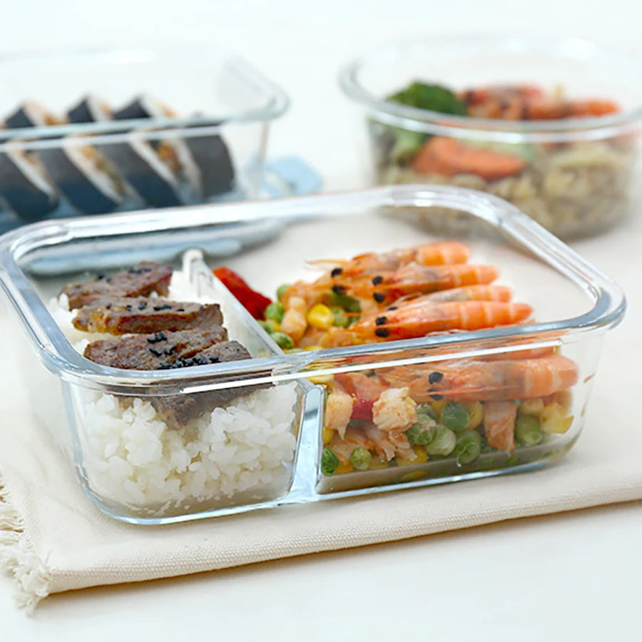 Un récipient en verre transparent pour la nourriture contient une salade de fruits de mer et légumes colorée avec du riz blan