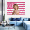 Pink-weiß gestreifte Flaggen-Tapestrie hängt an der Wand über einem blauen Sofa.
