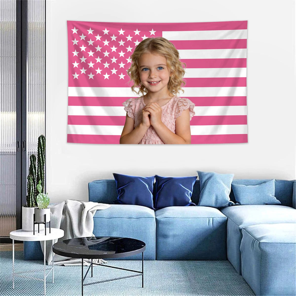 Pink-weiß gestreifte Flaggen-Tapestrie hängt an der Wand über einem blauen Sofa.
