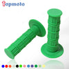 Poignée de guidon en silicone vert avec un design cylindrique texturé, montrée à côté de sa base.