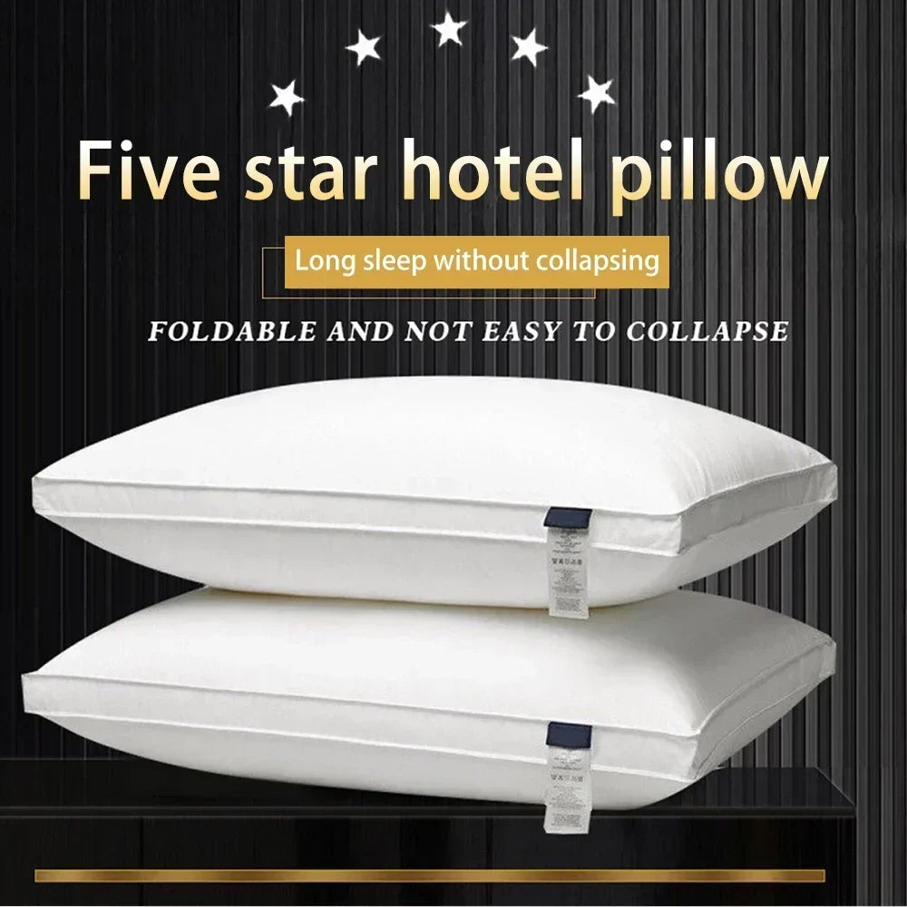 Almohada de hotel de cinco estrellas blanca, doblada y desplegada sobre una superficie oscura.