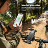 Eine Frau überwacht ihre Fahrradtour mit einer Handy-App, während ein Kameratracker am Fahrrad befestigt ist.