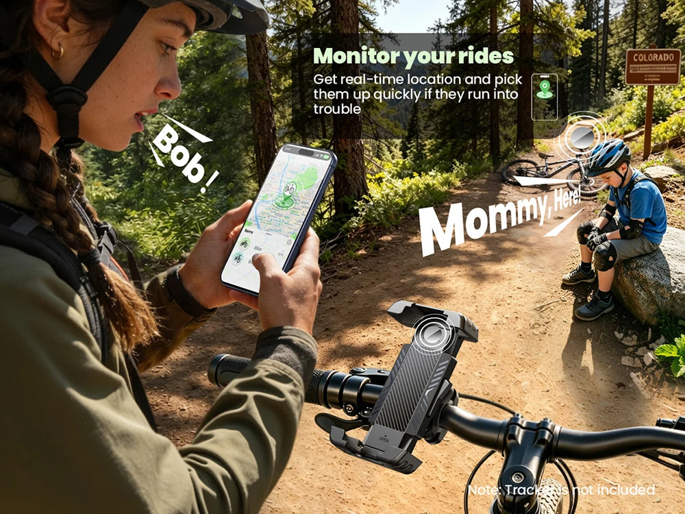 Eine Frau überwacht ihre Fahrradtour mit einer Handy-App, während ein Kameratracker am Fahrrad befestigt ist.