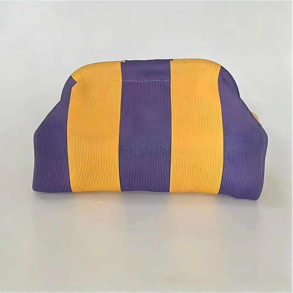 Pochette en crochet rayée pour femme avec des rayures verticales jaune et violette.