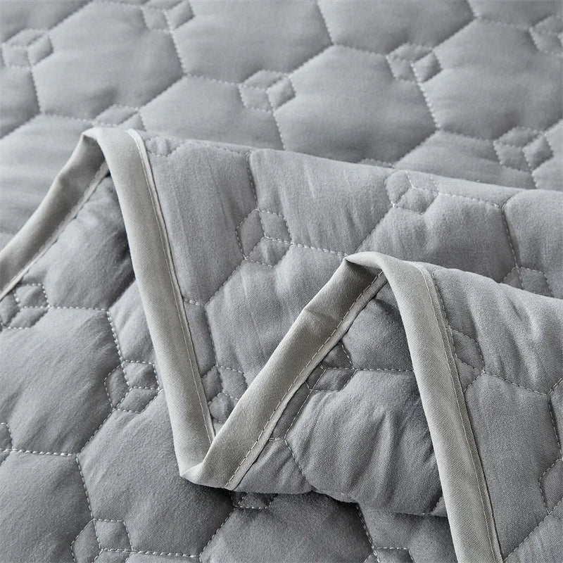 Lightweight Quilted Bedspread Set with Cloud Pattern