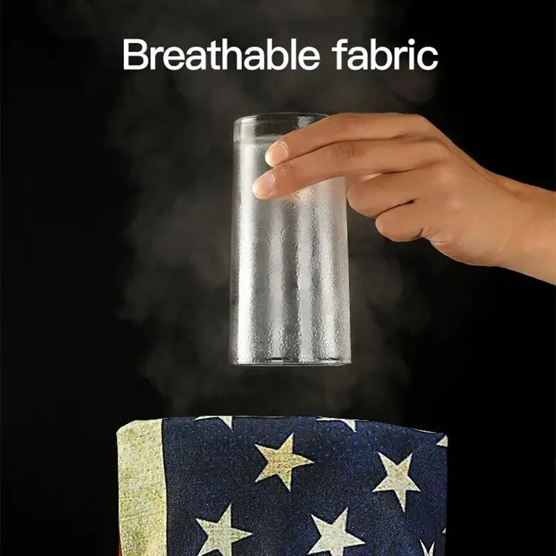 Une main verse un liquide dans un verre transparent, avec un article en tissu patriotique visible en dessous.