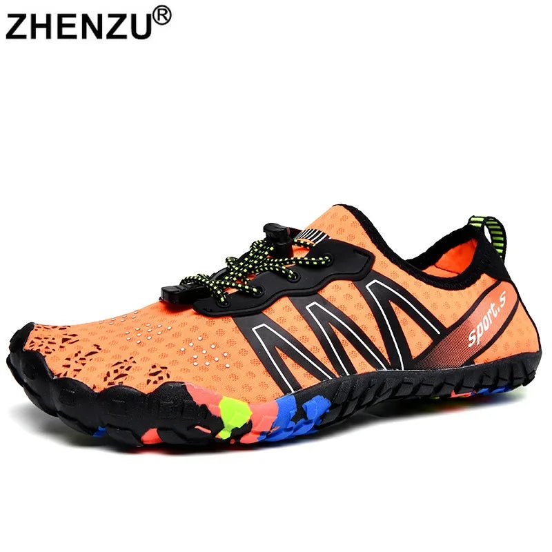 Zapatos acuáticos naranja y negro de secado rápido con suelas de drenaje, vistos de lado.