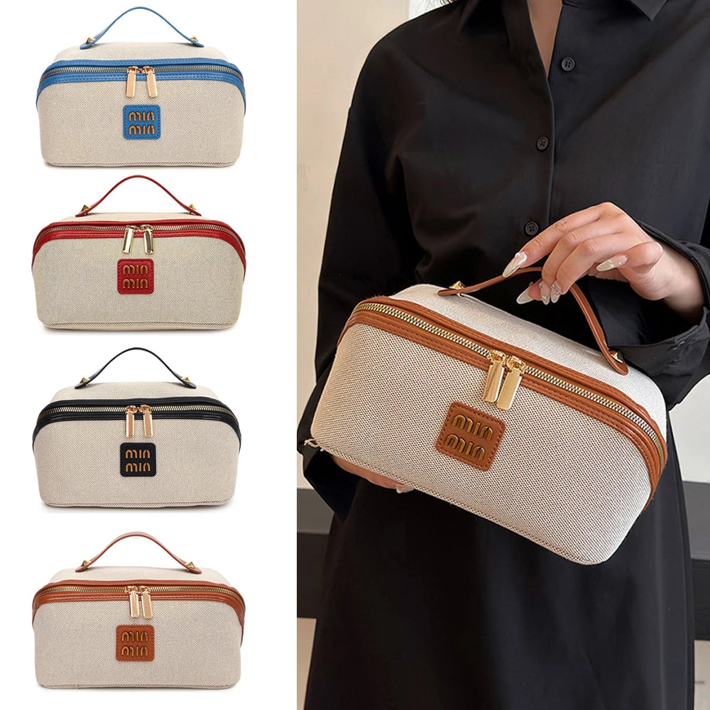 Eine Sammlung eleganter Reise-Make-up-Organizer-Taschen in Beige und Braun mit goldfarbenem Zierwerk vor dunklem Hintergrund.