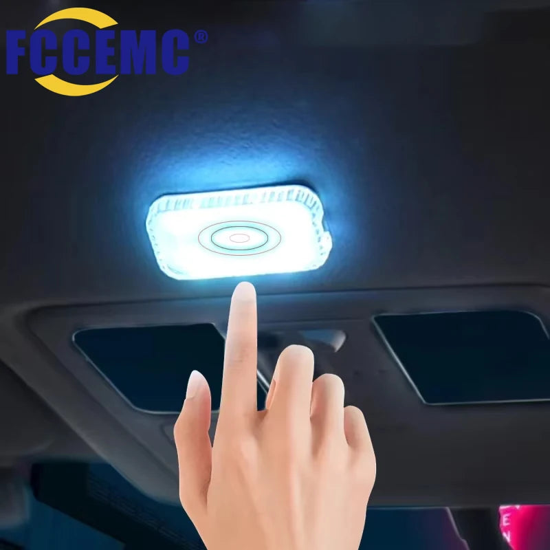 Une main touche un luminaire de voiture LED sans fil bleu vif et miniature.