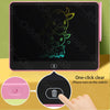 Une tablette d'écriture LCD rose pour enfants avec un doigt qui appuie sur l'interrupteur pour effacer l'écran.