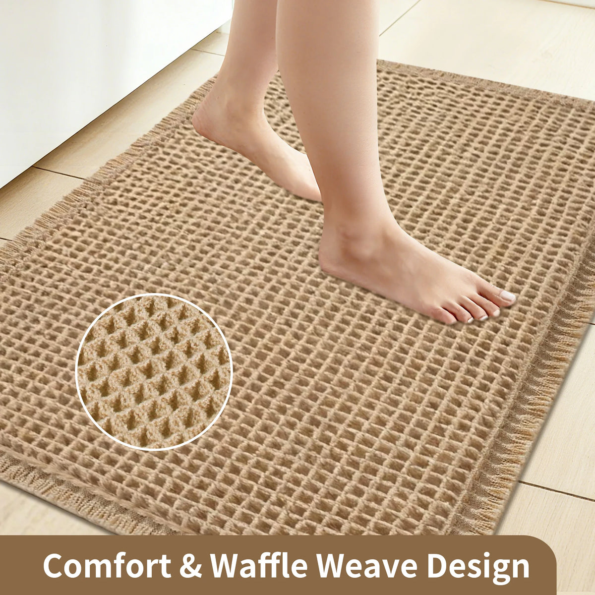 Una alfombra de baño de waffle beige con los pies descalzos de una persona pisándola.