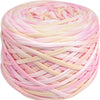 Eine Kugel dicker, rosa- und cremefarbener Polyester-Strang zum Basteln