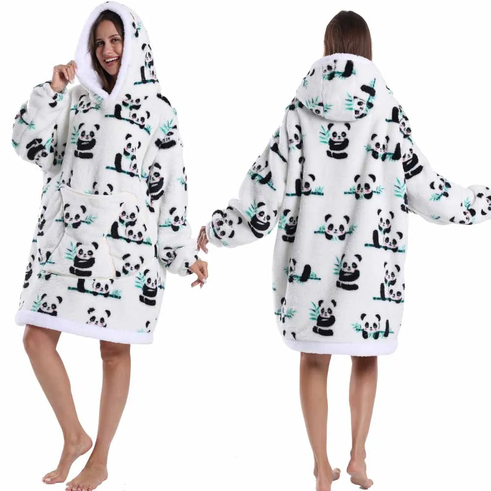 Eine Frau modelliert einen weißen, patchwork-großen Fleece-Hoodie mit schwarzem Panda-Print auf der Vorderseite und Kapuze.