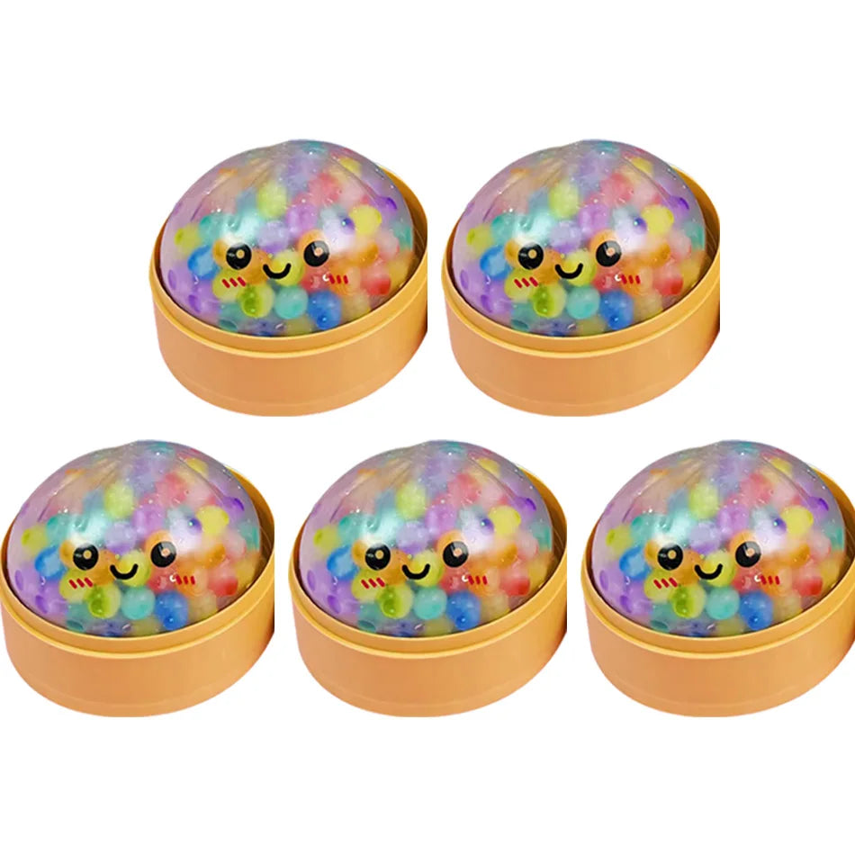Sechs bunte, kugelförmige Squishy-Spielzeuge in Form von Knäuelchen aus Perlen.