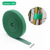 Grüne Gartenfadenpflanzhaken auf einem Spulenfaden mit einer Darstellung des Materials um einen Bambusstab.