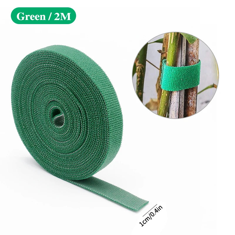 Grüne Gartenfadenpflanzhaken auf einem Spulenfaden mit einer Darstellung des Materials um einen Bambusstab.