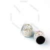 Ein Set von Kristall-Diamant-Felgdichtungsstopfen mit glitzerndem, irisierendem Finish.