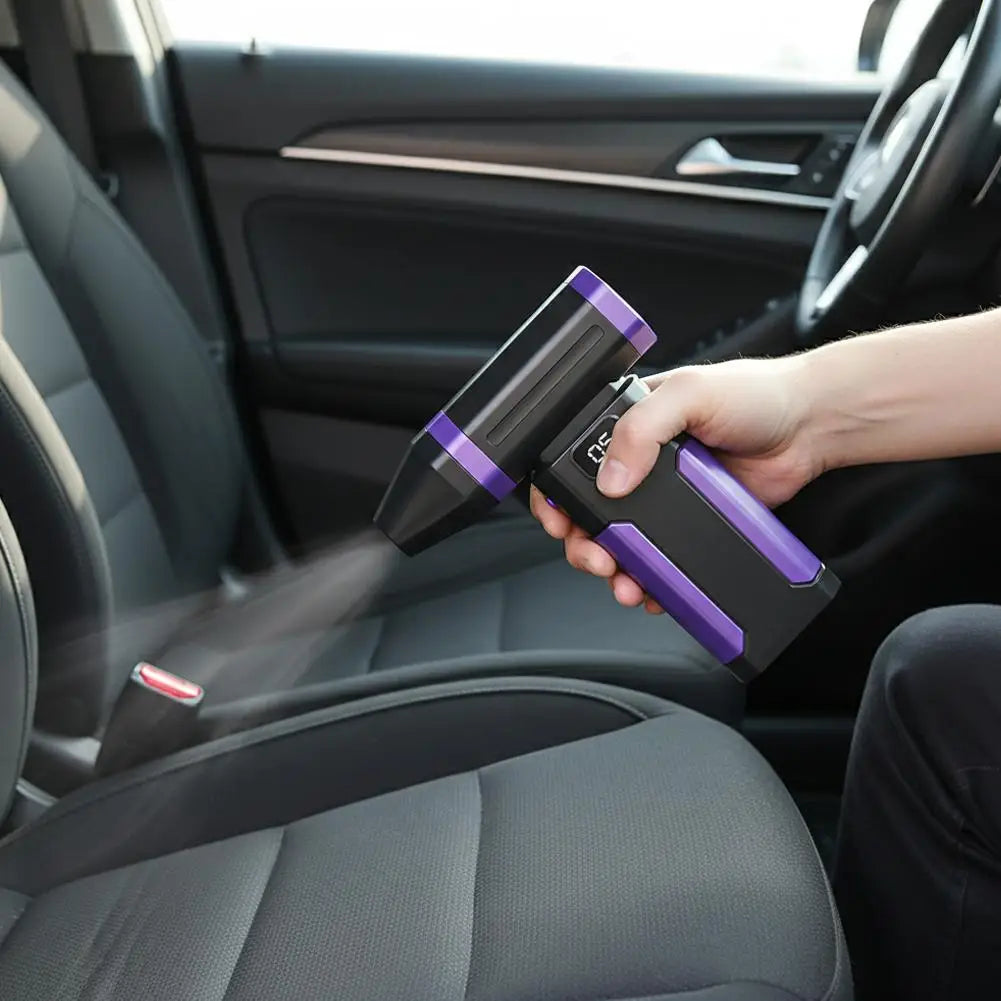 Eine Hand hält einen lila und schwarzen Hochgeschwindigkeits-Brushless-Handfön, der seine Verwendung im Autointerieur demonst