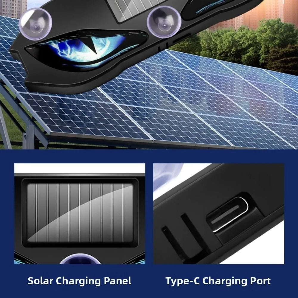 Schwarzes blinkendes Solaranzeigeleuchte an einem Fahrzeug, neben einem Solarladepanel und einem Type-C-Anschluss.