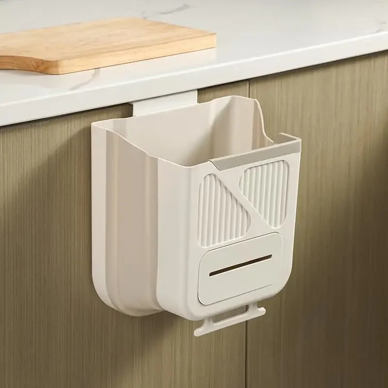 Beige faltbare Küchen- und Campingmülleimer, montiert unter einem Küchenschrank.