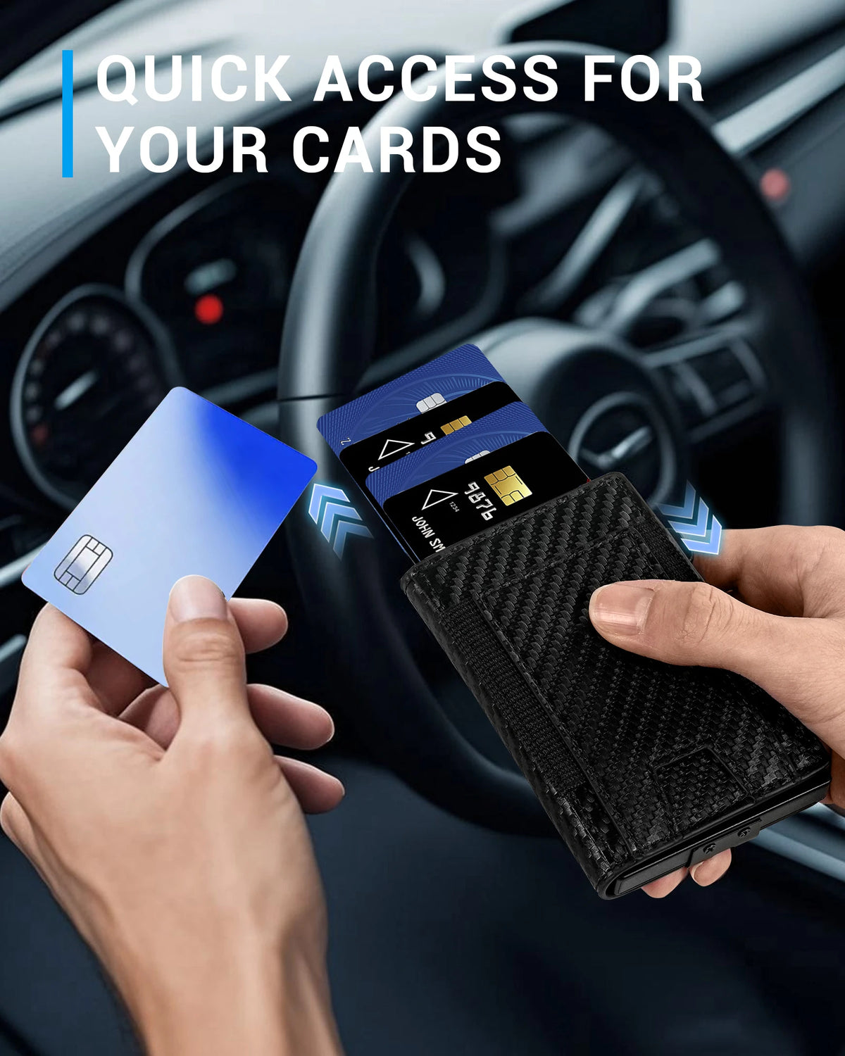 Eine Hand hält eine blaue Karte und eine schwarze, schlanke Aluminium-Kartenträger-Geldbörse im Innenraum eines Autos.