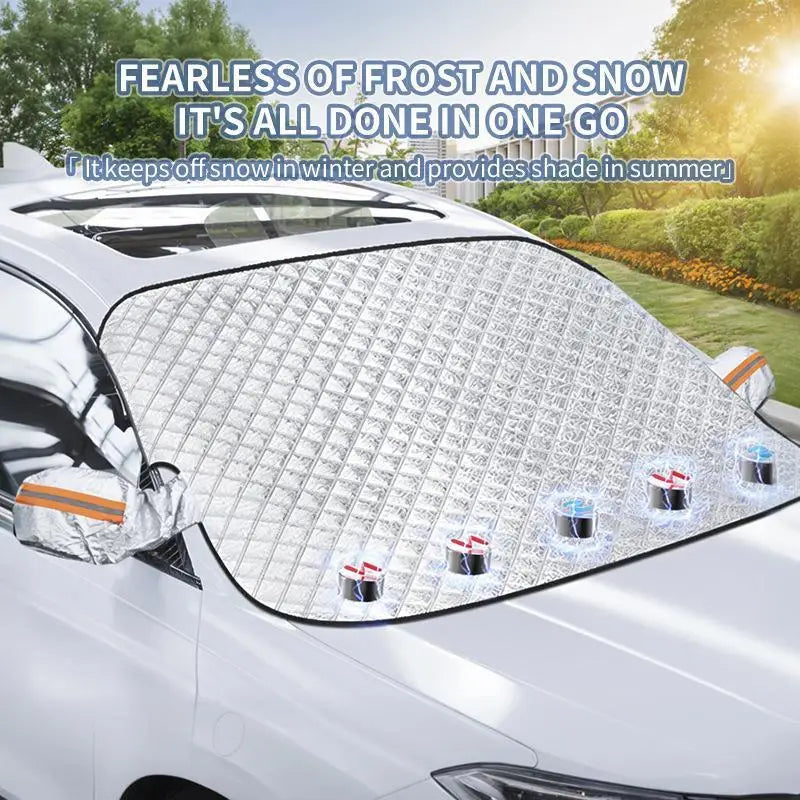 Magnetische Windschutzscheiben-Sonnenschutz- und Schneedecke, installiert auf einer silbernen Autoscheibe.