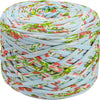 Ein Ball aus blau-pinkem, variiertem Polyester-Strickgarn, fest aufgewickelt.