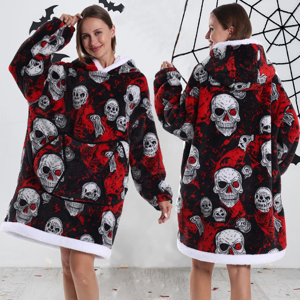 Eine Frau modelliert einen rot-schwarz karierten, oversized Fleece-Hoodie mit Totenköpfen-Designs.