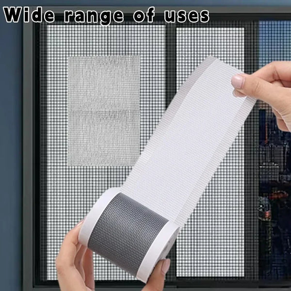 Une main applique du ruban de réparation autocollant pour grille de fenêtre.
