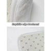 Primer plano de la parte inferior antideslizante blanca y el exquisito tratamiento de borde de una alfombra decorativa con es