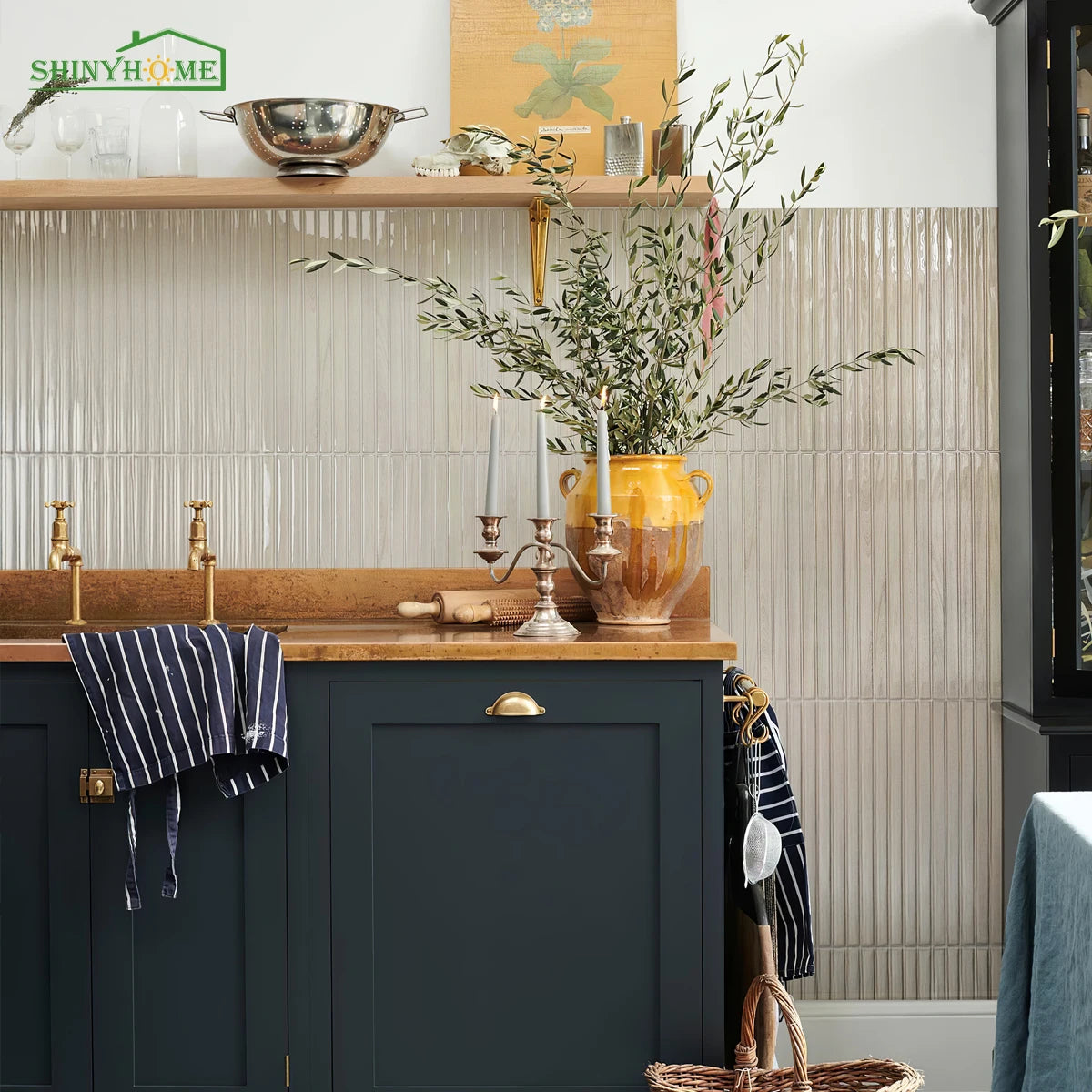 Una cocina con azulejos de vinilo de veta de madera, un jarrón amarillo con follaje y detalles de madera.
