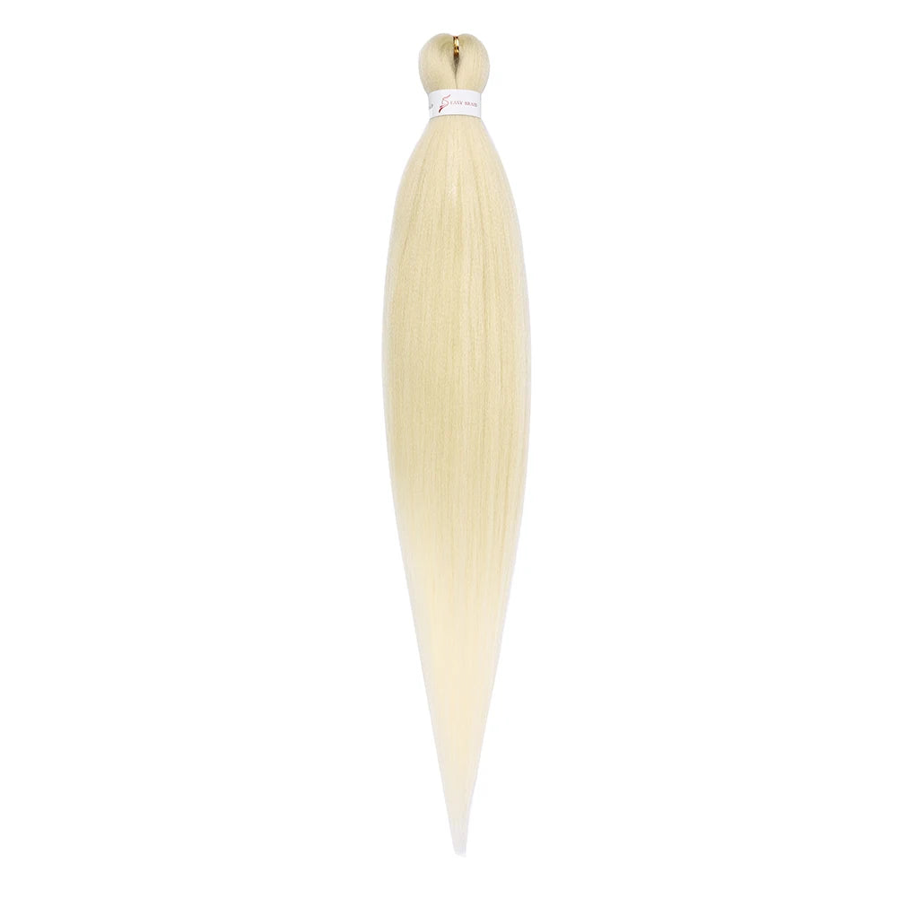 Ein Bund vorgestreckte Ombré-Flechthaarverlängerungen in hellem Blond.