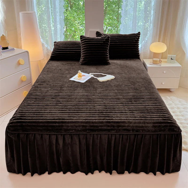 Plush Bed Skirt – Warm, Soft, and Elegant Bedding Essential