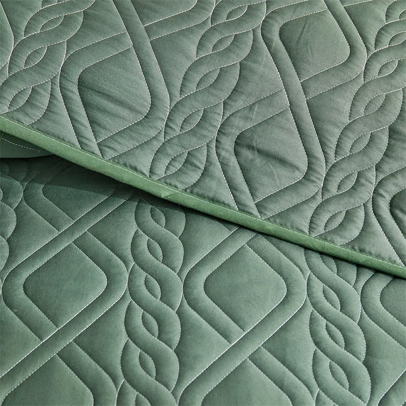 Lightweight All-Season Quilted Bedding Set with Pillow Shams