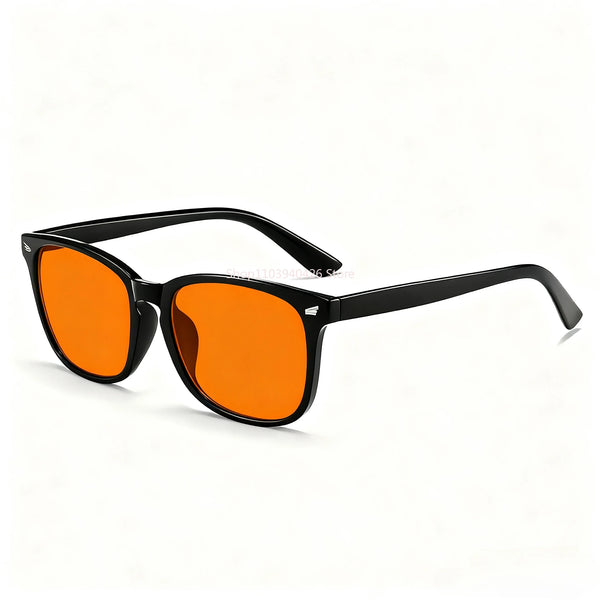 Gafas con marco naranja y lentes oscuros mostradas contra un fondo blanco.