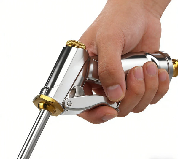 Eine Hand hält eine silber-goldene verstellbare Hochdruck-Gartensprühpistole.