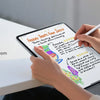 Eine Person benutzt einen Stift, um auf einem Tablet zu schreiben, um die kratzfeste Bildschirm-Schutzfolien zu demonstrieren