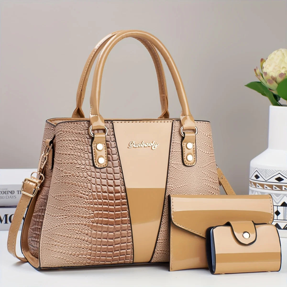 Beige krokodenschuppiges Patentlederhandtaschenset mit großer Schultertasche und Clutch